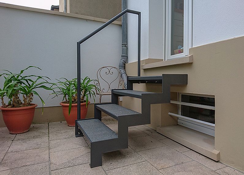 Gartentreppe, abgetreppte Treppe mit Stufen aus gekanteten Stufen mit Granit als Einlage, Geländer nur als Handlauf gestaltet, Oberfläche verzinkt und pulverbeschichtet.