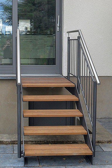 grade Treppe mit Podest und Geländer. Stufen aus Bangkirai (Ipe) Holz. Oberfläche lackiert mit Edelstahl Handlauf.