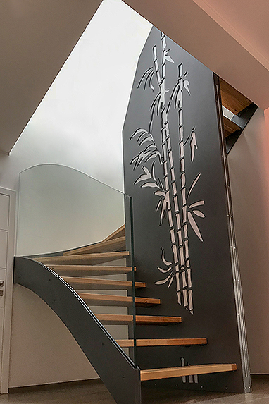 halbgewendelte, stylische und moderne Treppe mit Ganzglasgeländer, Eiche Holzstufen und integrierter Beleuchtung. Steuerung über Alexa