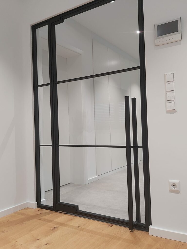 Individuelle Stahl-Glastür von metallic DESIGN Sàrl in Luxemburg.