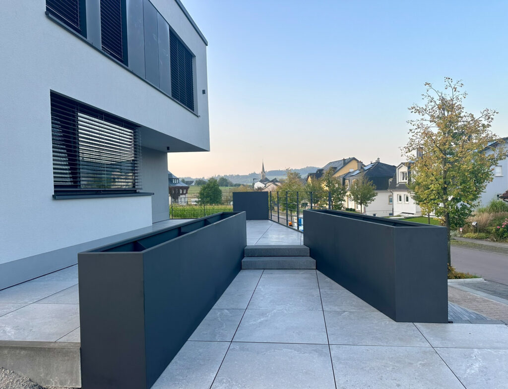 Hochwertiges Hochbeet aus pulverbeschichtetem Aluminium als maßgefertigter Pflanzkübel im Außenbereich – Metallic Design Luxemburg