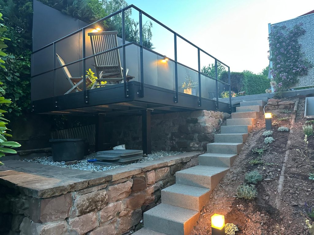 Freisitz und Balkon mit Geländer und Sichtschutz aus Stahl/Aluminium elektrostatisch pulverbeschichtet