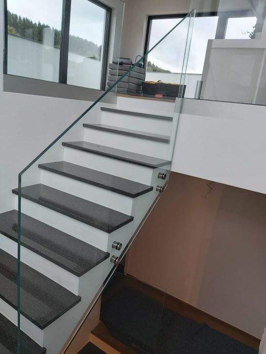 Ganzglasgeländer mit Punkthaltern aus Edelstahl, maßgefertigt von metallic DESIGN Sàrl – exklusiver Metallbau aus Luxemburg