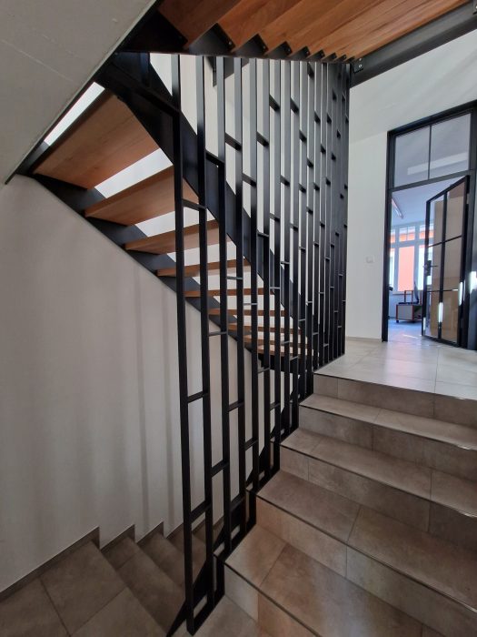 Innengeländer aus Flachstahl, maßgefertigt von metallic DESIGN Sàrl – exklusiver Metallbau aus Luxemburg