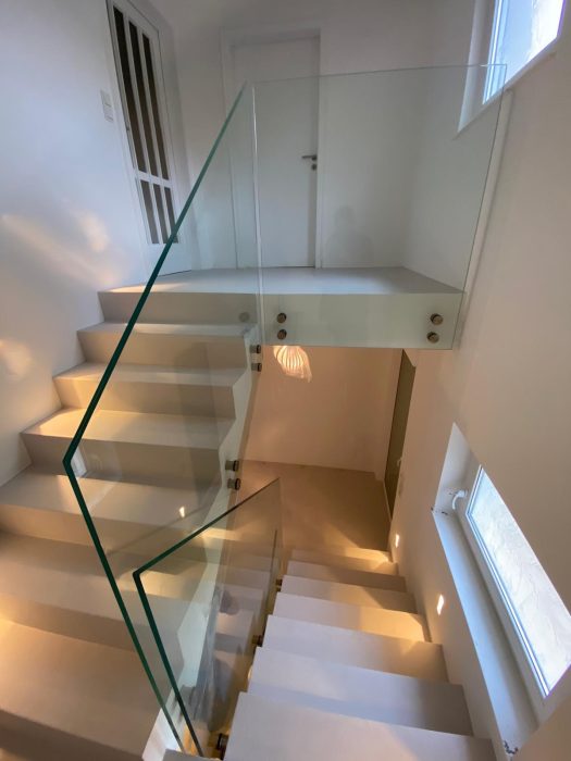 Ganzglasgeländer mit Punkthaltern aus Edelstahl . gefertigt von metallic DESIGN Sàrl – exklusiver Metallbau aus Luxemburg