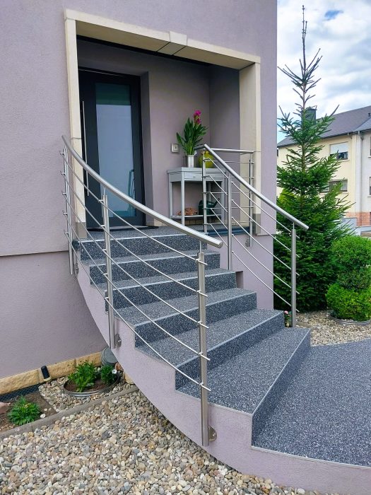 Maßgefertigtes Edelstahl-Handlaufgeländer für Außentreppen, realisiert von metallic DESIGN Sàrl – hochwertiger Metallbau aus Luxemburg für sichere und designorientierte Eingangsbereiche