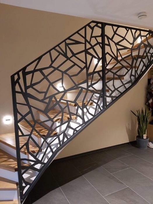 Innengeländer aus Alumnium elektrostatisch pulverbeschichtet mit Designlochung